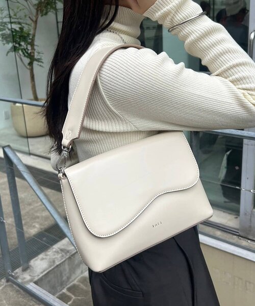 mline（エムライン）の「loti ビーンズフラップショルダーバッグ（ショルダーバッグ・レディース・ブラック/カーキ/アイボリー・FREE）」の5枚目の写真