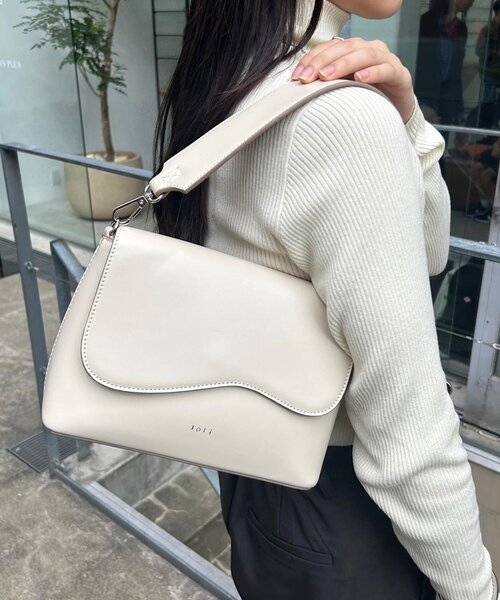 mline（エムライン）の「loti ビーンズフラップショルダーバッグ（ショルダーバッグ・レディース・ブラック/カーキ/アイボリー・FREE）」の6枚目の写真