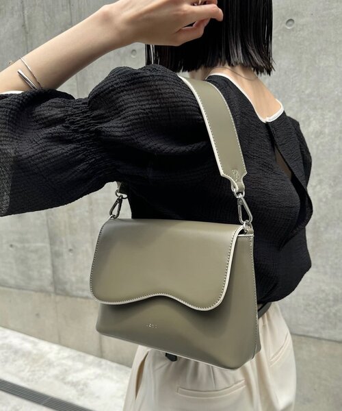 mline（エムライン）の「loti ビーンズフラップショルダーバッグ（ショルダーバッグ・レディース・ブラック/カーキ/アイボリー・FREE）」の11枚目の写真