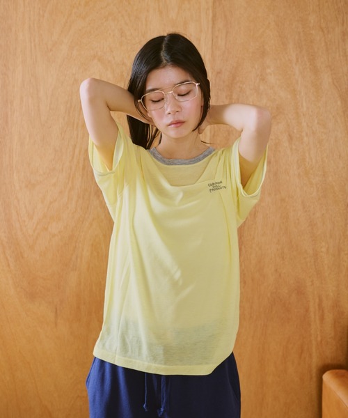 ’窓にぼんやり映る文字 ’’common gull products.’ 窓にぼんやり映る文字 ''common gull products.'（Tシャツ