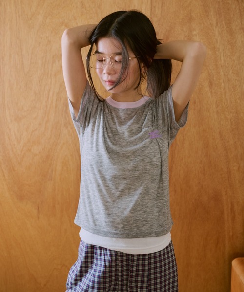 ’窓にぼんやり映る文字 ’’common gull products.’ 窓にぼんやり映る文字 ''common gull products.'（Tシャツ