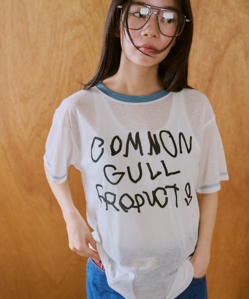 窓にぼんやり映る文字 ''common gull products.'（Tシャツ