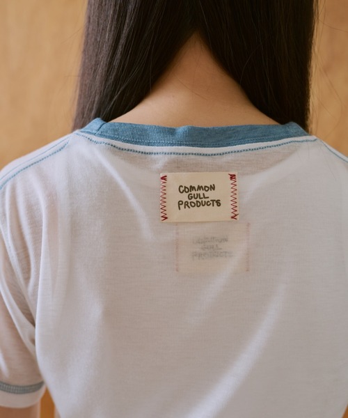 ’窓にぼんやり映る文字 ’’common gull products.’ 窓にぼんやり映る文字 ''common gull products.'（Tシャツ