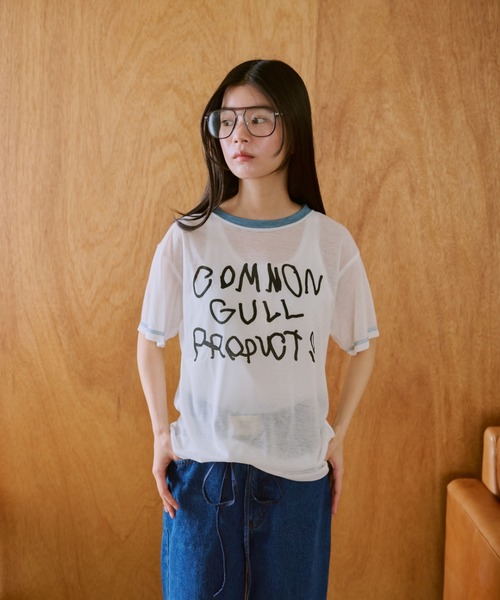 窓にぼんやり映る文字 ''common gull products.'（Tシャツ