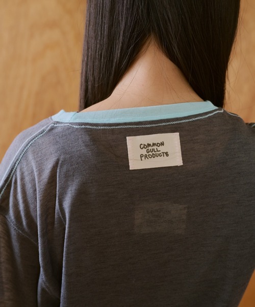 ’窓にぼんやり映る文字 ’’common gull products.’ 窓にぼんやり映る文字 ''common gull products.'（Tシャツ
