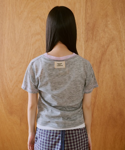 ’窓にぼんやり映る文字 ’’common gull products.’ 窓にぼんやり映る文字 ''common gull products.'（Tシャツ
