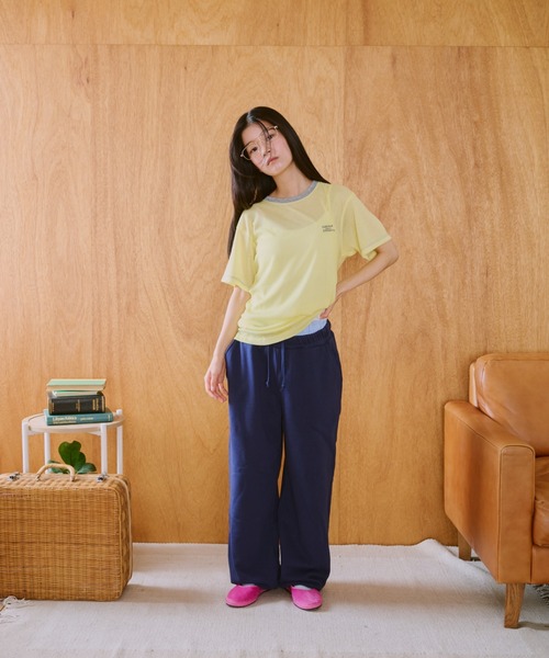 窓にぼんやり映る文字 ''common gull products.'（Tシャツ