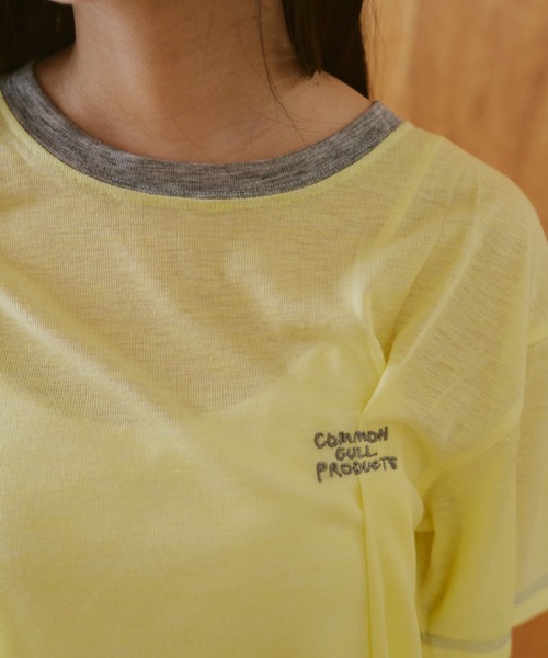 窓にぼんやり映る文字 ''common gull products.'（Tシャツ