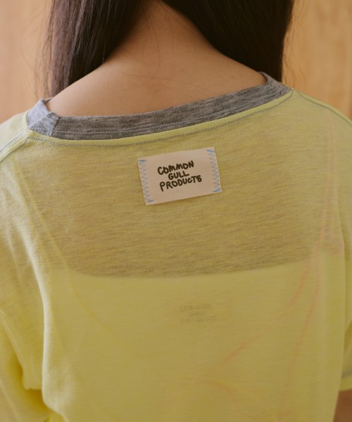 ’窓にぼんやり映る文字 ’’common gull products.’ 窓にぼんやり映る文字 ''common gull products.'（Tシャツ