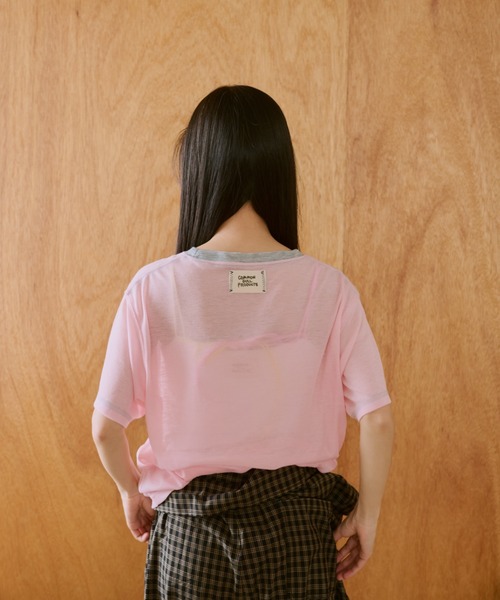 ’窓にぼんやり映る文字 ’’common gull products.’ 窓にぼんやり映る文字 ''common gull products.'（Tシャツ