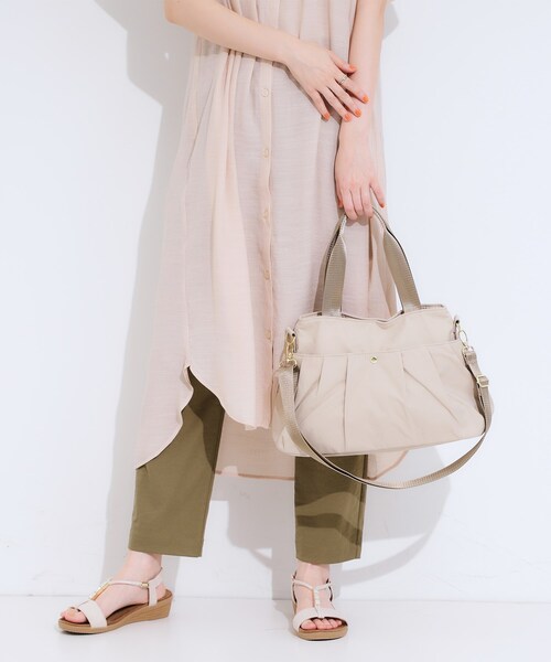 SHOO・LA・RUE(シューラルー)の「【撥水】ポケットタック2WAYトートバッグ(トートバッグ・レディース・ブラック/ベージュ/イエロー・00)」の2枚目の写真