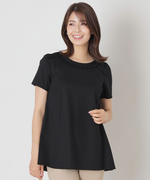 TO BE CHIC(トゥー ビー シック)の「タックリボン&ビジューネック チュニック(Tシャツ/カットソー・レディース・ブラック/オフホワイト・40)」の2枚目の写真