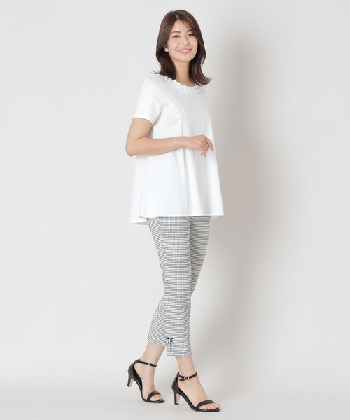 TO BE CHIC(トゥー ビー シック)の「タックリボン&ビジューネック チュニック(Tシャツ/カットソー・レディース・ブラック/オフホワイト・40)」の3枚目の写真