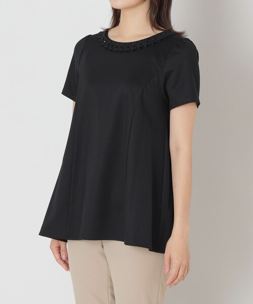 TO BE CHIC(トゥー ビー シック)の「タックリボン&ビジューネック チュニック(Tシャツ/カットソー・レディース・ブラック/オフホワイト・40)」の7枚目の写真