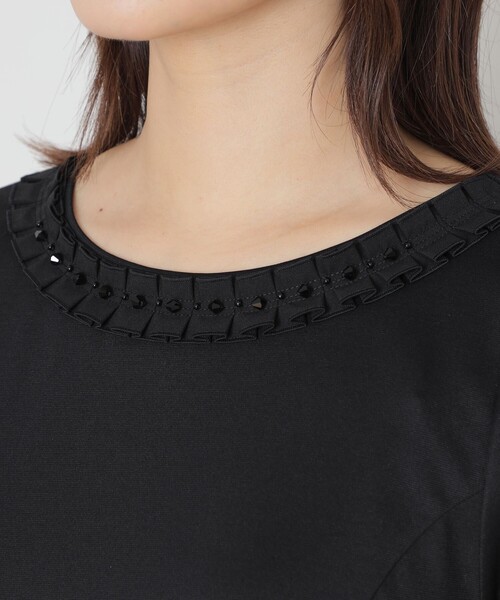 TO BE CHIC(トゥー ビー シック)の「タックリボン&ビジューネック チュニック(Tシャツ/カットソー・レディース・ブラック/オフホワイト・40)」の9枚目の写真