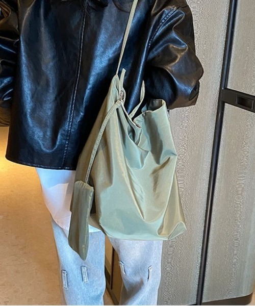 lit.Cy（リットシー）の「センターコード ミニマルナイロントートバッグ（トートバッグ・レディース・ブラック/レッド/カーキ/イエロー・FREE）」の3枚目の写真