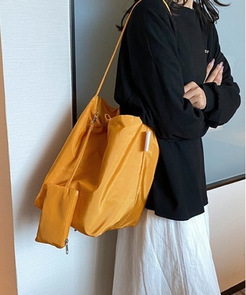 lit.Cy（リットシー）の「センターコード ミニマルナイロントートバッグ（トートバッグ・レディース・ブラック/レッド/カーキ/イエロー・FREE）」の4枚目の写真