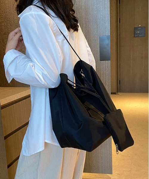 lit.Cy（リットシー）の「センターコード ミニマルナイロントートバッグ（トートバッグ・レディース・ブラック/レッド/カーキ/イエロー・FREE）」の2枚目の写真