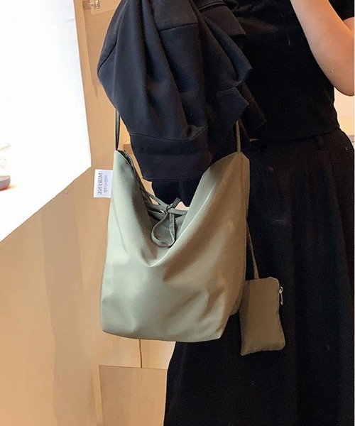 lit.Cy（リットシー）の「センターコード ミニマルナイロントートバッグ（トートバッグ・レディース・ブラック/レッド/カーキ/イエロー・FREE）」の22枚目の写真
