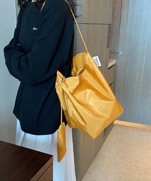 lit.Cy（リットシー）の「センターコード ミニマルナイロントートバッグ（トートバッグ・レディース・ブラック/レッド/カーキ/イエロー・FREE）」の6枚目の写真