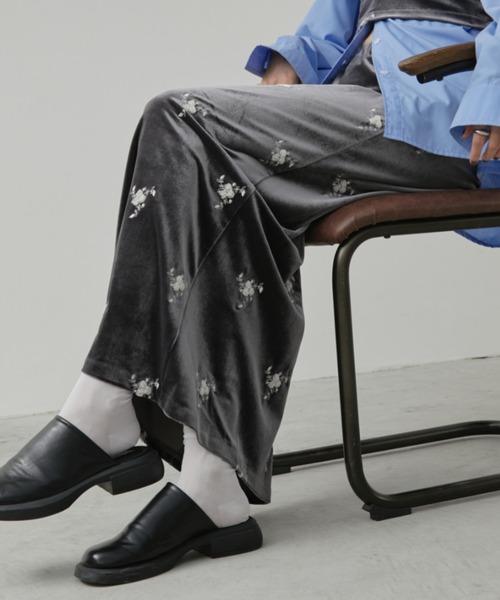 Aunt Marie's（アントマリーズ）の「フラワー刺繍ベロアナロースカート（スカート・レディース・チャコールグレー/ブラック・FREE/MT）」の8枚目の写真