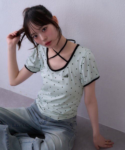 one after another NICE CLAUP(ワンアフターアナザーナイスクラップ)の「ホルターネックドットトップス(Tシャツ/カットソー・レディース・チャコールグレー/アイボリー/サックスブルー/ブラック・FREE)」の4枚目の写真