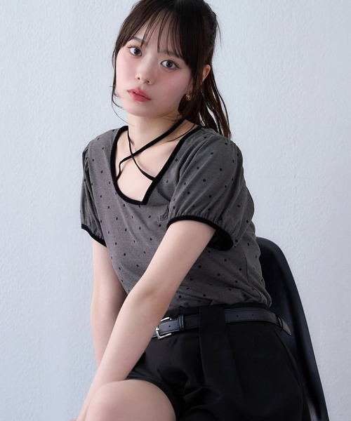 one after another NICE CLAUP(ワンアフターアナザーナイスクラップ)の「ホルターネックドットトップス(Tシャツ/カットソー・レディース・チャコールグレー/アイボリー/サックスブルー/ブラック・FREE)」の2枚目の写真