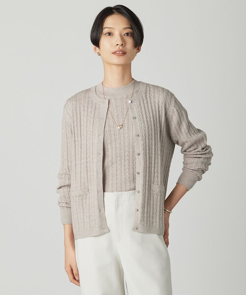 J.PRESS(ジェイプレス)の「KNIT BASIC クルーネック カーディガン(カーディガン/ボレロ・レディース・ネイビー系/パイングリーン系/ダークブラウン系/ベージュ系/オレンジ系・T15/T13)」の2枚目の写真