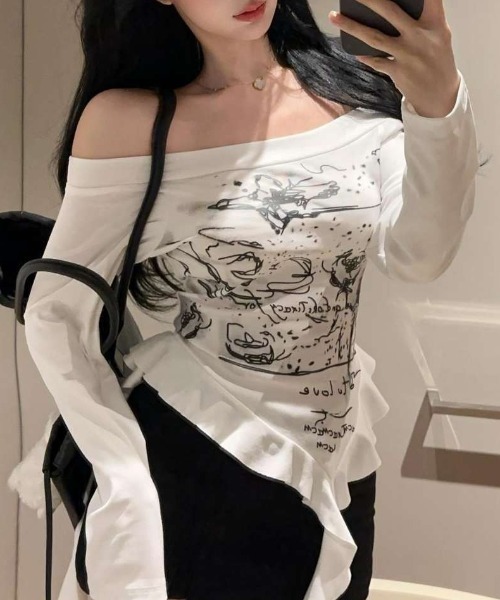 lilful（リルフル）の「Y2Kバタフライアートプリント オフショルダーフリルロンT（Tシャツ/カットソー・レディース・ブラック/ホワイト・S/M）」の2枚目の写真