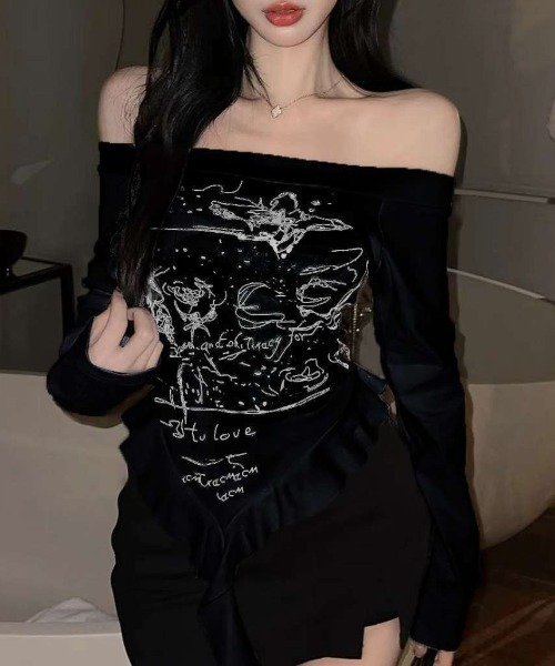lilful（リルフル）の「Y2Kバタフライアートプリント オフショルダーフリルロンT（Tシャツ/カットソー・レディース・ブラック/ホワイト・S/M）」の3枚目の写真