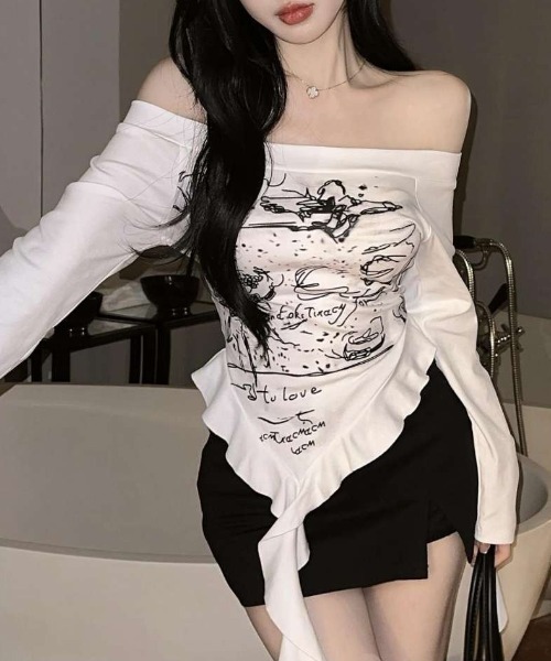 lilful（リルフル）の「Y2Kバタフライアートプリント オフショルダーフリルロンT（Tシャツ/カットソー・レディース・ブラック/ホワイト・S/M）」の6枚目の写真