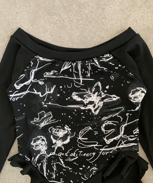 lilful（リルフル）の「Y2Kバタフライアートプリント オフショルダーフリルロンT（Tシャツ/カットソー・レディース・ブラック/ホワイト・S/M）」の13枚目の写真