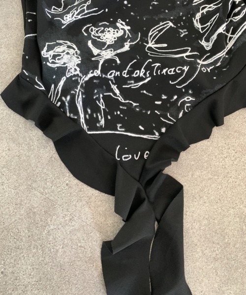 lilful（リルフル）の「Y2Kバタフライアートプリント オフショルダーフリルロンT（Tシャツ/カットソー・レディース・ブラック/ホワイト・S/M）」の14枚目の写真