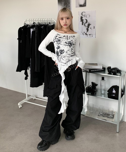lilful（リルフル）の「Y2Kバタフライアートプリント オフショルダーフリルロンT（Tシャツ/カットソー・レディース・ブラック/ホワイト・S/M）」の22枚目の写真