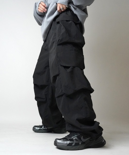 ILL'S（イルズ）の「マルチポケット ナイロンカーゴパンツ 裾ドローコード ワイドパンツ（カーゴパンツ・メンズ・グレー/チャコールグレー/ブラック・M/L）」の2枚目の写真