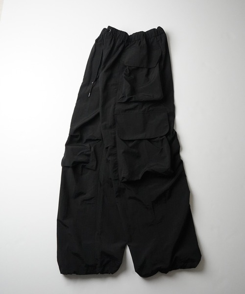 ILL'S（イルズ）の「マルチポケット ナイロンカーゴパンツ 裾ドローコード ワイドパンツ（カーゴパンツ・メンズ・グレー/チャコールグレー/ブラック・M/L）」の7枚目の写真