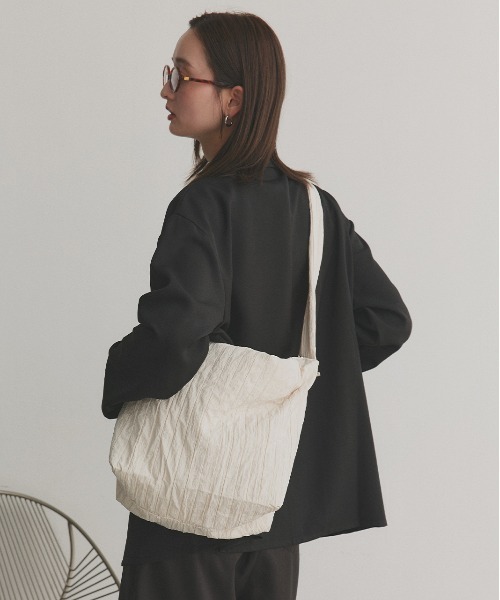 ad thie(アドティエ)の「ギャザーストラップ ワッシャーショルダーバッグ(ショルダーバッグ・レディース・オフホワイト/カーキ/ライトベージュ・FREE)」の1枚目の写真