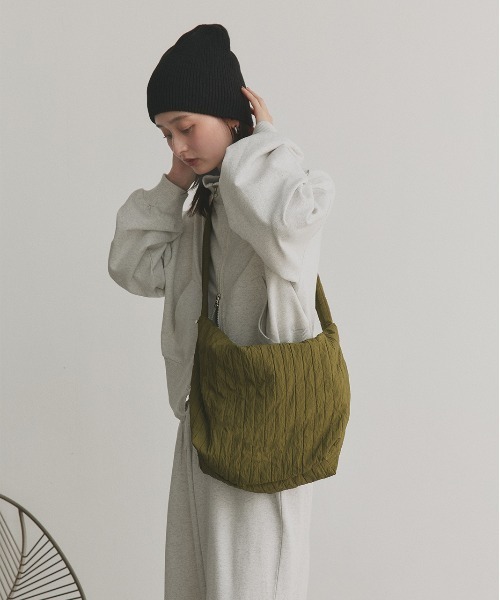 ad thie(アドティエ)の「ギャザーストラップ ワッシャーショルダーバッグ(ショルダーバッグ・レディース・オフホワイト/カーキ/ライトベージュ・FREE)」の11枚目の写真