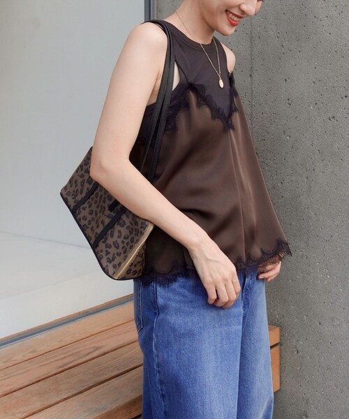NOLLEY’S Sophi(ノーリーズソフィ)の「ウォッシャブルレーストリミングサテンキャミブラウス(キャミソール・レディース・ダークブラウン/ネイビー・38)」の7枚目の写真