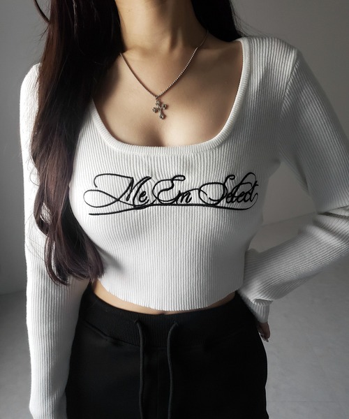 me+em select(ミームセレクト)の「【 3color 】 レタリングロゴ刺繍スクエアネックショートリブニットトップス / lettering logo embroidery square neck short rib knit tops(ニット/セーター・レディース・グレー/ホワイト/ブラック・FREE)」の2枚目の写真