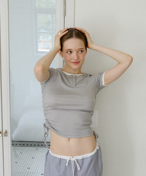 LETERIE（レテリー）の「SHIRRING BUTTON LAYERED T-SHIRT_GREY（Tシャツ/カットソー・レディース・グレー・FREE）」の2枚目の写真