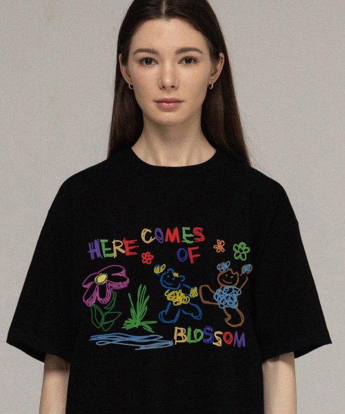 GRAVER（グレーバー）の「[ユニセックス]HERE COMES OF ドローイング半袖Tシャツ_ブラック（Tシャツ/カットソー・レディース・ブラック・X-LARGE/SMALL/MEDIUM/LARGE）」の3枚目の写真