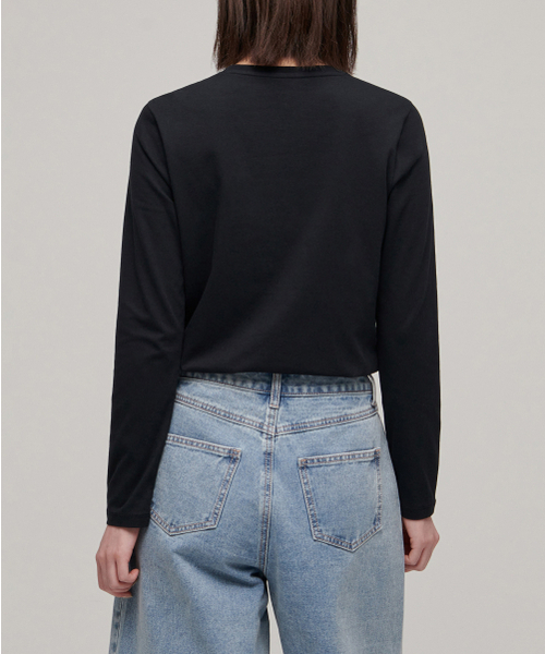 MUSINSA STANDARD WOMAN（ムシンサスタンダードウーマン）の「ウィメンズフレキシブルクルーネック長袖Tシャツ[ブラック]（Tシャツ/カットソー・レディース・その他・SMALL/MEDIUM/LARGE/X-LARGE/X-SMALL）」の2枚目の写真