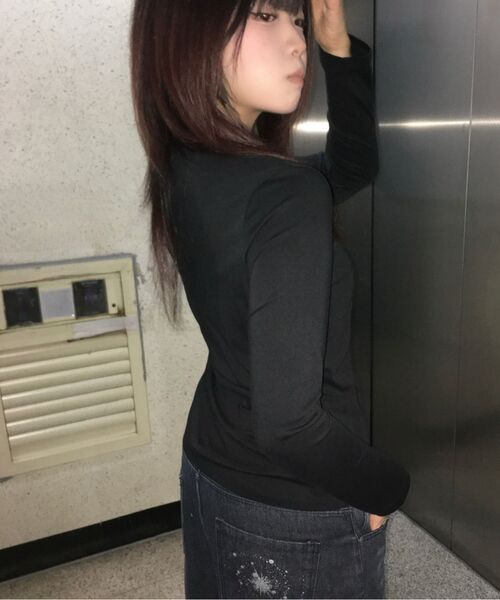 MUSINSA STANDARD WOMAN（ムシンサスタンダードウーマン）の「ウィメンズフレキシブルクルーネック長袖Tシャツ[ブラック]（Tシャツ/カットソー・レディース・その他・SMALL/MEDIUM/LARGE/X-LARGE/X-SMALL）」の8枚目の写真