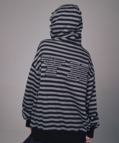 YOUHEE（ユヒ）の「I LOVE APPLIQUE HOOD ZIP-UP CHARCOAL（パーカー・レディース・チャコール・FREE）」の2枚目の写真