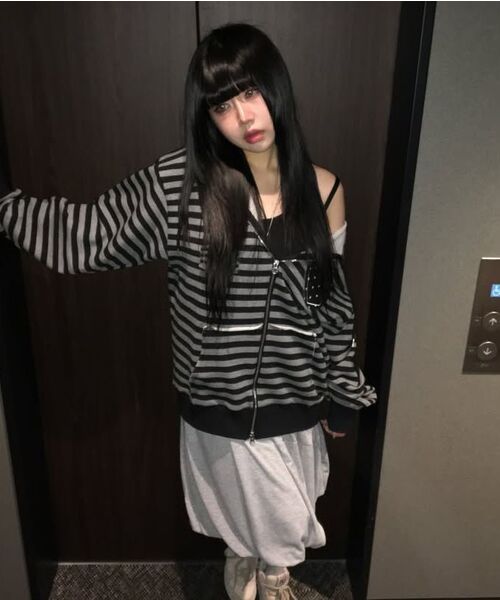 YOUHEE（ユヒ）の「I LOVE APPLIQUE HOOD ZIP-UP CHARCOAL（パーカー・レディース・チャコール・FREE）」の11枚目の写真