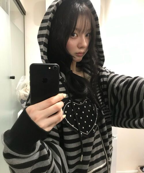 YOUHEE（ユヒ）の「I LOVE APPLIQUE HOOD ZIP-UP CHARCOAL（パーカー・レディース・チャコール・FREE）」の13枚目の写真