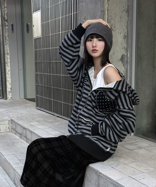 YOUHEE（ユヒ）の「I LOVE APPLIQUE HOOD ZIP-UP CHARCOAL（パーカー・レディース・チャコール・FREE）」の14枚目の写真