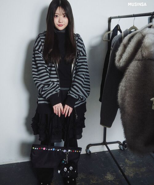 YOUHEE（ユヒ）の「I LOVE APPLIQUE HOOD ZIP-UP CHARCOAL（パーカー・レディース・チャコール・FREE）」の16枚目の写真