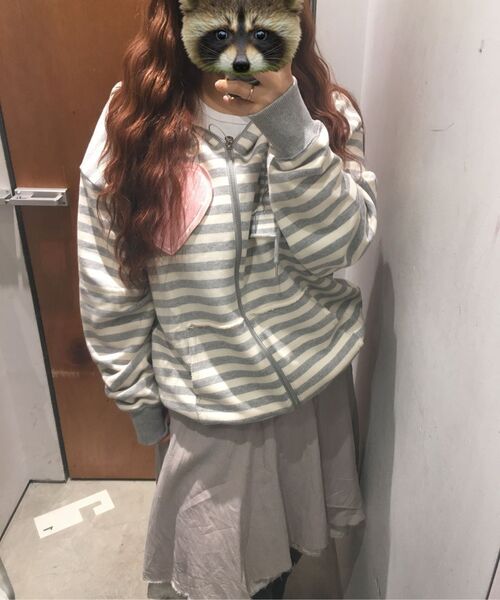 YOUHEE（ユヒ）の「I LOVE APPLIQUE HOOD ZIP-UP CHARCOAL（パーカー・レディース・チャコール・FREE）」の17枚目の写真